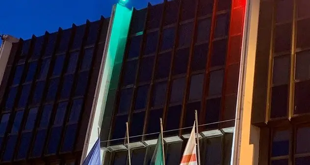 Il tricolore illumina la facciata del Consiglio regionale