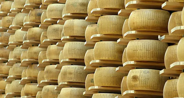 Bergamo, crollano scaffali con 25mila forme di Grana Padano: morto imprenditore