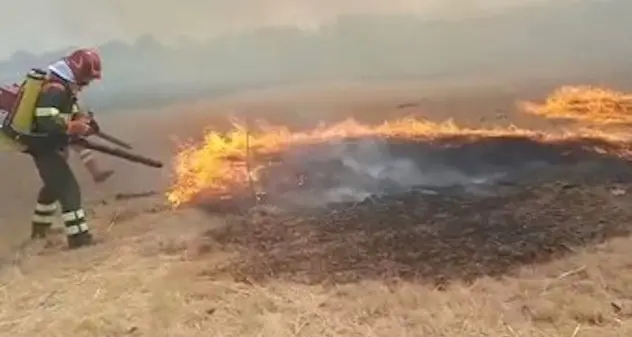 Incendio a Dolianova: elicottero al lavoro