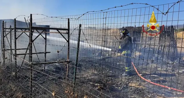 Selargius. Fiamme in un terreno con materiale edile