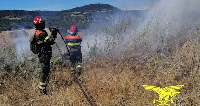 Fiamme a Dualchi: elicottero al lavoro per fermare l’incendio