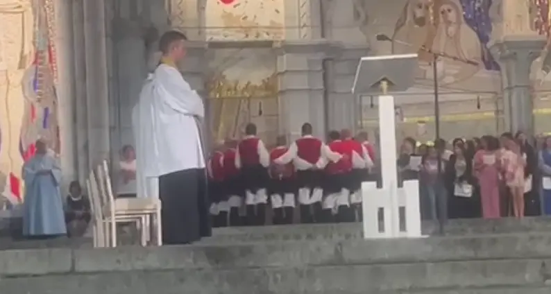 Il Coro di Usini intona l'Ave Maria in sardo nella grotta di Lourdes