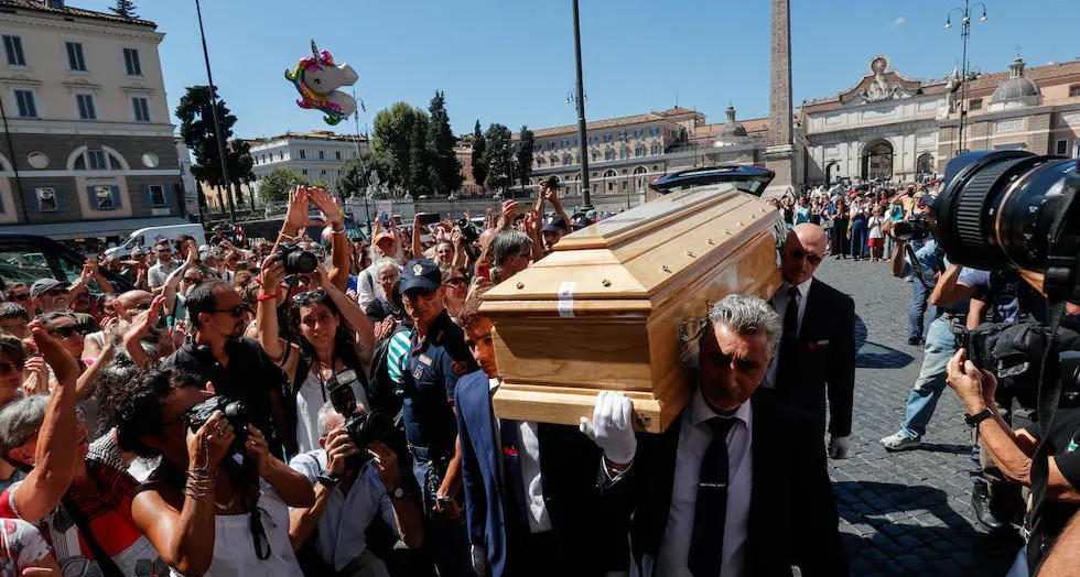 Funerali Murgia. Indipendentisti sardi perplessi: \"Non c'era nessuna bandiera dei quattro mori\"