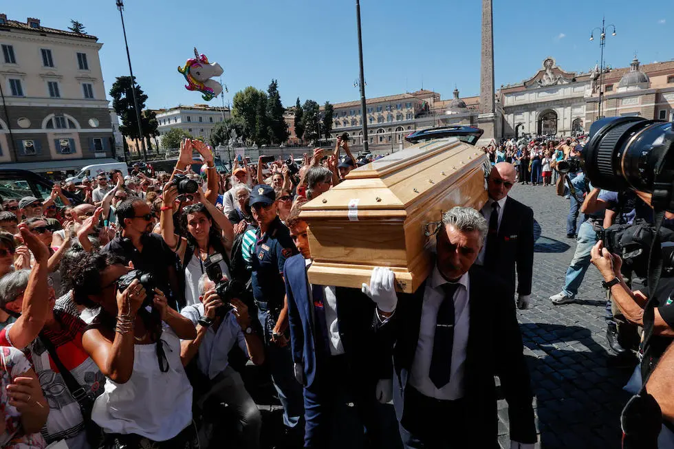 Un momento alla Chiesa degli Artisti durante i funerali di Michela Murgia, 12 Agosto 2023. ANSA/GIUSEPPE LAMI