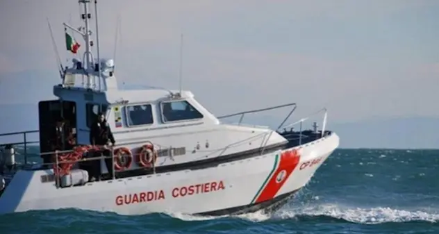 Barca si rovescia al Poetto: intervento di soccorso della Guardia costiera