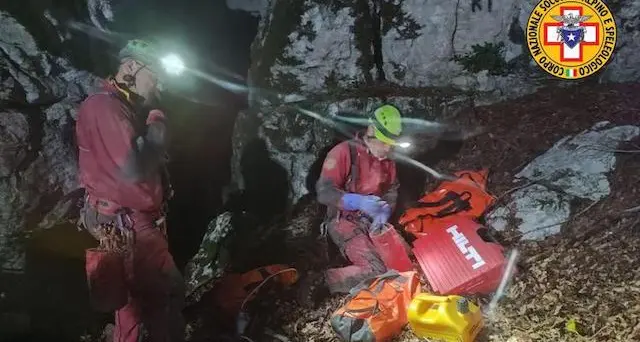 Salerno, salva la speleologa ferita e bloccata a 130 metri di profondità