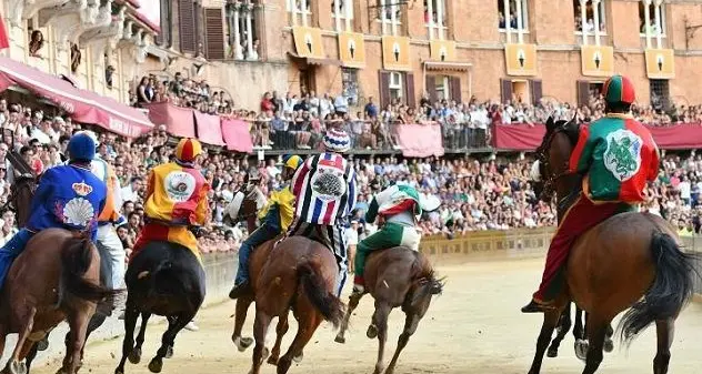 Palio di Siena dell’Assunta: oggi in gara sette fantini sardi