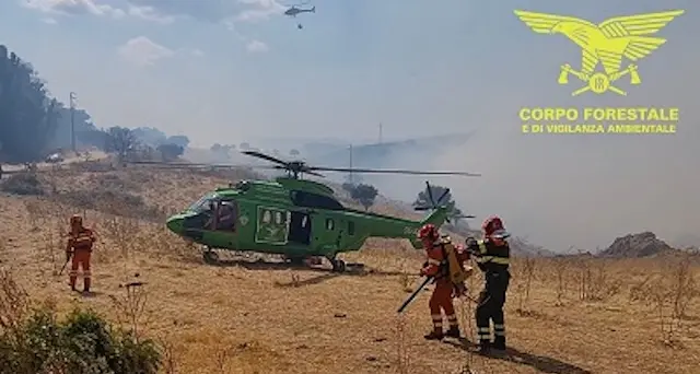 Fiamme a Bitti. Necessario l’intervento di due elicotteri