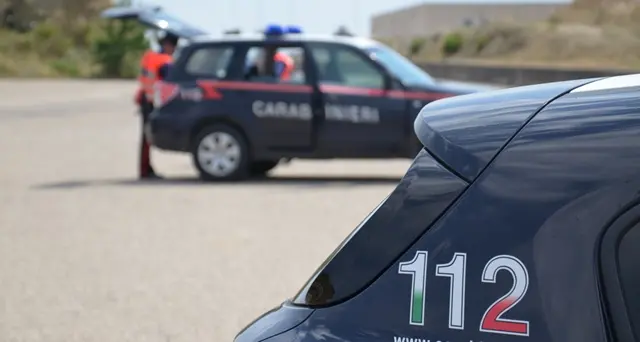 Napoli. Padre lascia le figlie di 10 e 15 anni al bar: ritrovato ubriaco dopo un'ora