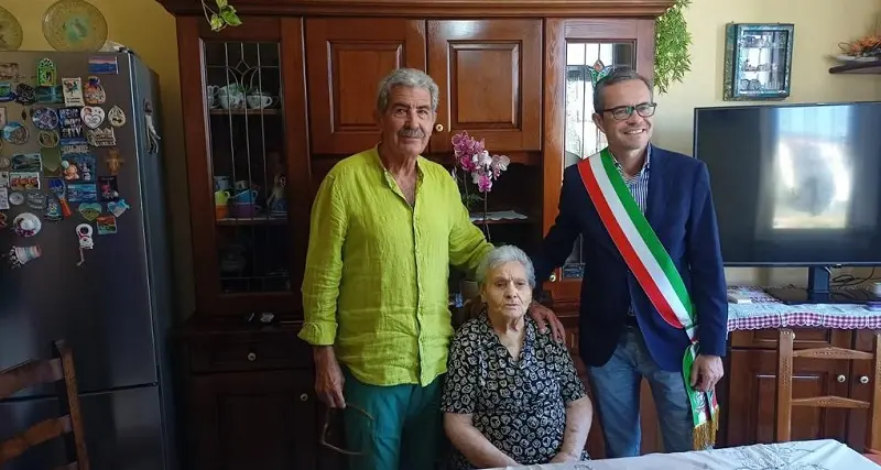 Carbonia: nonna Maria compie 100 anni, la festa con il Sindaco e i parenti
