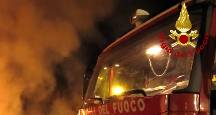 Auto distrutta dalle fiamme a Burgos, forse un corto circuito