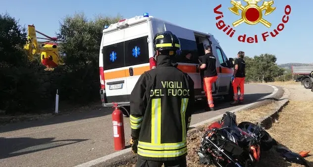 Perde il controllo della moto e sbatte contro un muretto a secco, è grave