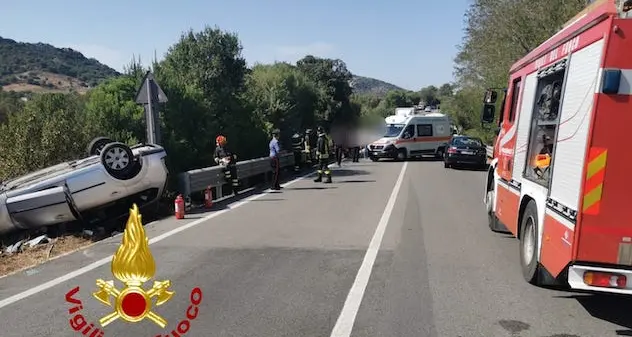 Auto si ribalta sulla Statale 125, perde la vita un bambino