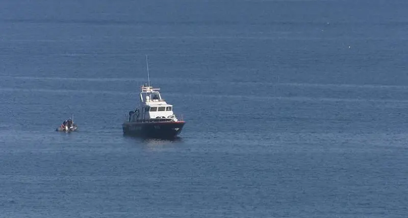 Collisione tra una nave e un peschereccio nel Nord Sardegna, giorno di lutto per il marinaio disperso