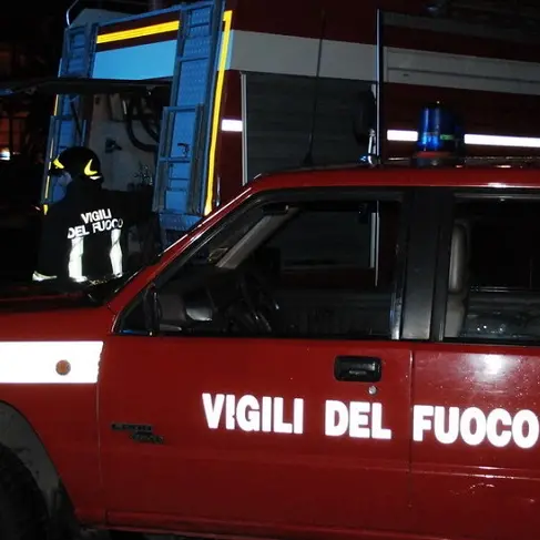 Attentato incendiario nella notte a Ittiri: auto distrutta dalle fiamme