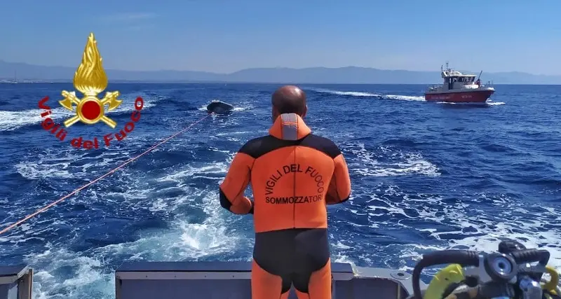 Cagliari, incendio su un gommone: intervengono Polizia di Stato e Vigili del fuoco