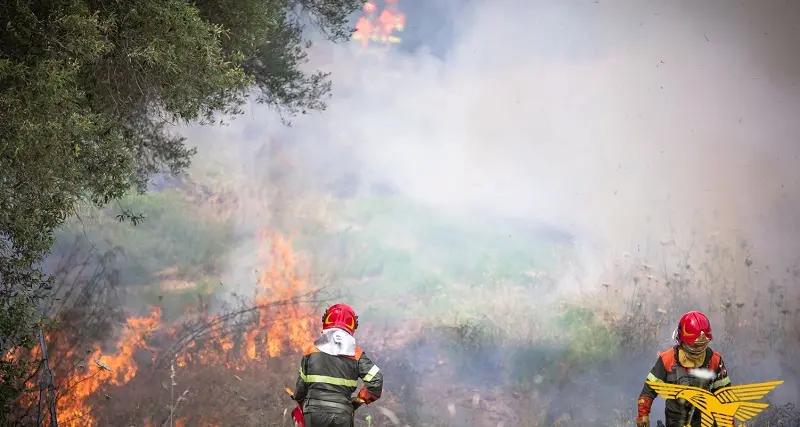 Due vasti incendi a Sagama e Teti: elicotteri si alzano in volo