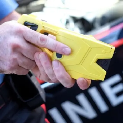 Picchia le figlie e aggredisce i carabinieri che lo fermano col taser: arrestato a Padru