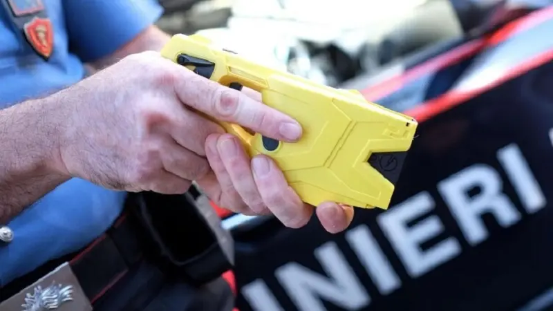 Picchia le figlie e aggredisce i carabinieri che lo fermano col taser: arrestato a Padru