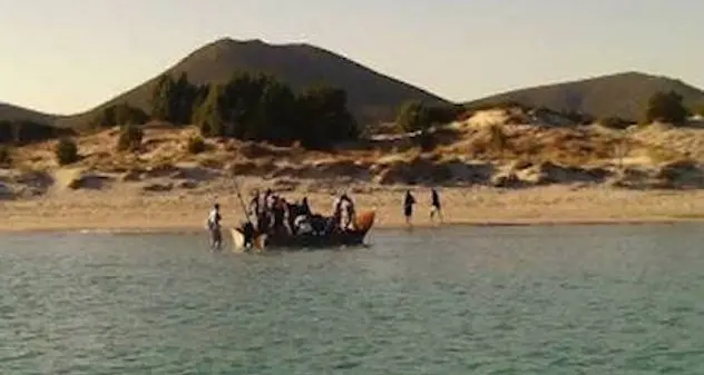 Migranti sbarcano tra i turisti in una spiaggia di Sant’Antioco