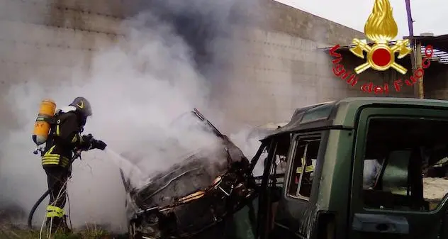 Carcasse d’auto a fuoco alla periferia del paese. Intervengono i vigili del fuoco