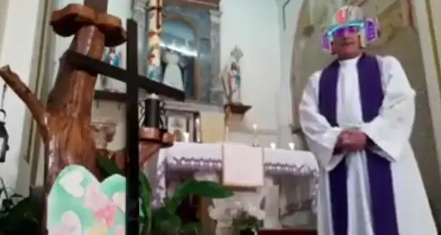 Scenetta divertente ai tempi del Coronavirus: Sacerdote celebra messa in streaming ma attiva per sbaglio i filtri