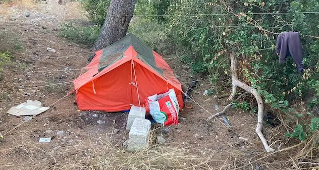 Cagliari. Area dell’anfiteatro romano utilizzata come alloggio dai senzatetto, scatta lo sgombero