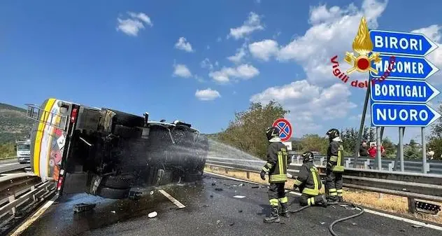 Autocisterna si ribalta sulla 131 all’altezza del bivio per Birori