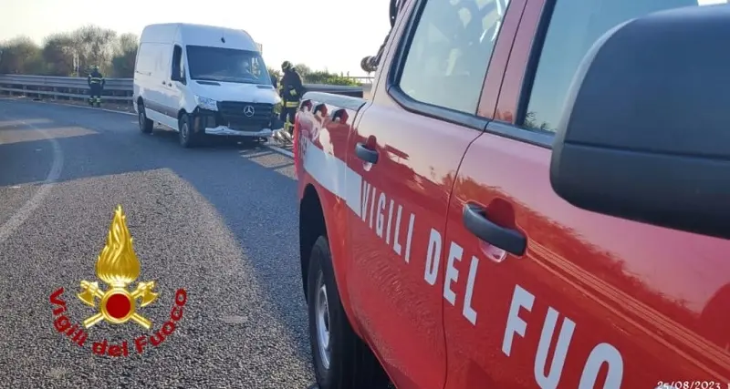 Incidente stradale a Simaxis, furgone esce fuori strada