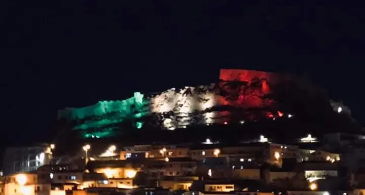Il castello illuminato con il tricolore