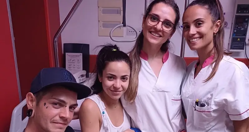 \"Mamma vuoi sposare il mio papà?\". Parto con proposta di matrimonio al Policlinico di Monserrato