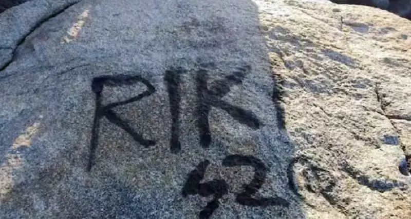 Scritte vandaliche sulle rocce a Villasimius, sindaco Dessì: \"Immediata pulizia\"