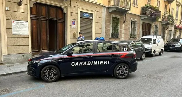 Torino, bimba cade da balcone e passante la prende al volo