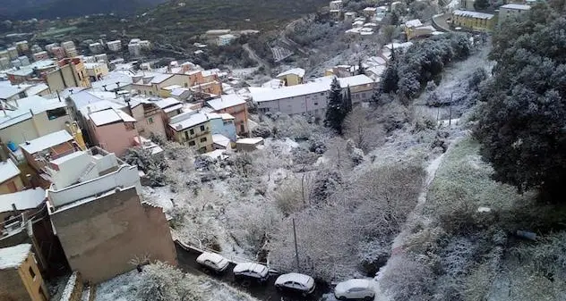 Arriva la neve in Sardegna. Temperature intorno allo zero nei paesi dell'interno