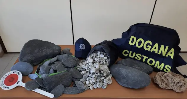 Porto Torres. Turista francese sorpreso con 41 chili di ciottoli