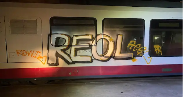 Alghero. Imbrattano i nuovi treni Arst, denunciati due giovani