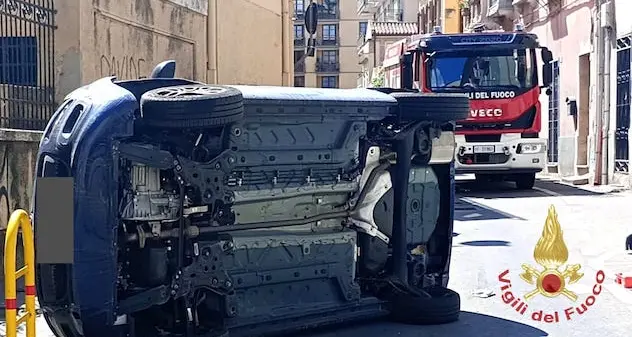 Cagliari. Perde il controllo dell’auto e si ribalta, anziana finisce in ospedale