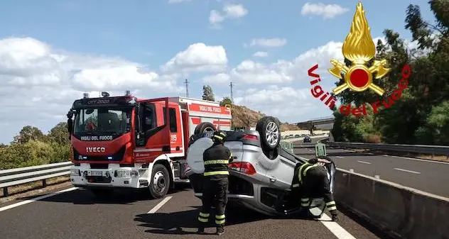 Auto si ribalta sulla 131 Dcn, un ferito grave