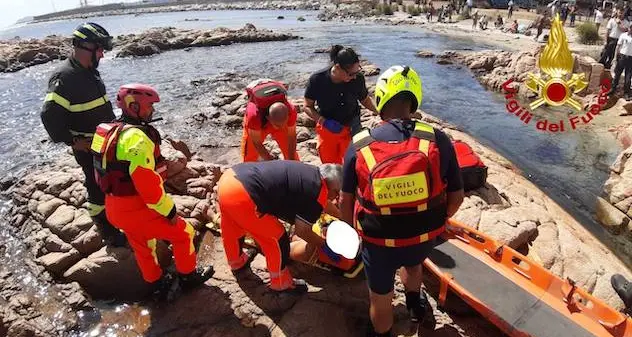 Posada. Cade sulla scogliera e sbatte la testa, 78enne in ospedale