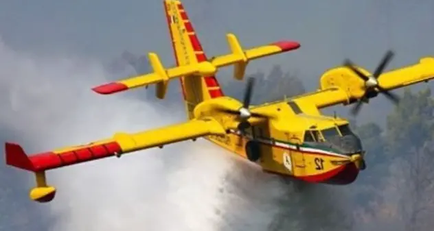 Oggi in Sardegna 13 incendi: canadair in azione a Orune