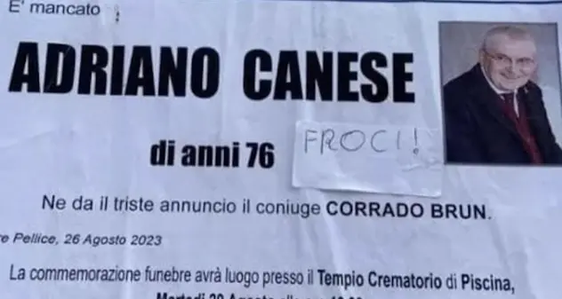 Insulto omofobo sul manifesto funebre, il dolore del marito: “Provo rabbia e disgusto”