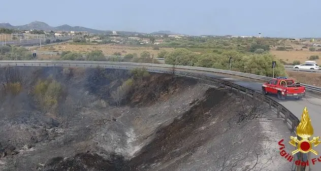 Otto ettari andati in fumo a Olbia. Riaperto l'aeroporto