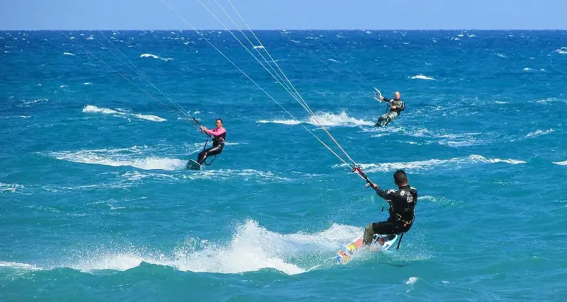 Porto Pollo, 51enne cade mentre fa kitesurf: è grave