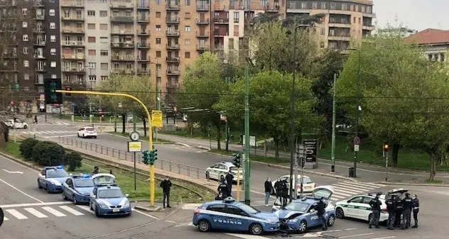 Scontro tra due volanti della polizia nella città deserta