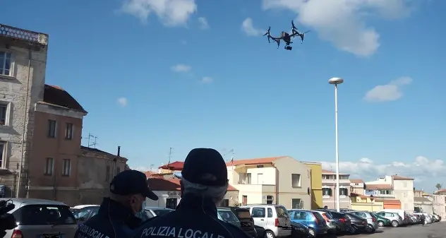 Chiede l’elemosina davanti a un centro commerciale, denunciata una coppia