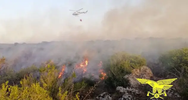 Mezzo aereo in volo per spegnere un incendio a Olbia