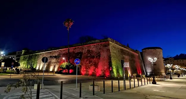 Alghero illuminata con il tricolore