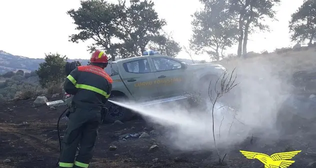 Oggi in Sardegna 8 incendi: elicottero in azione a Villaperuccio