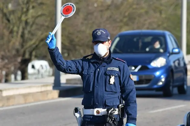 Foto IPP/LM/Alessio Tarpini\\nMantova 16/03/2020\\nEmergenza Coronavirus \\nNella foto: Posto di blocco agenti Polizia Locale a Mantova in viale Mincio\\nItaly Photo Press - World Copyright