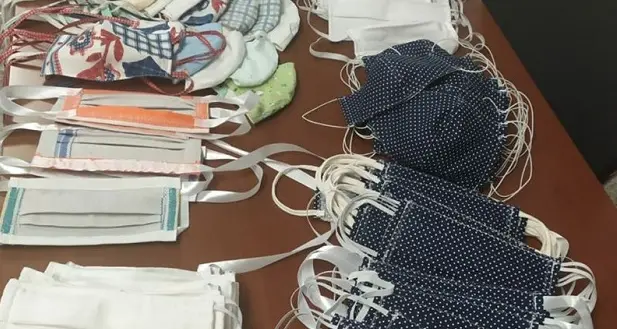 49 volontarie confezionano mascherine da donare alla comunità